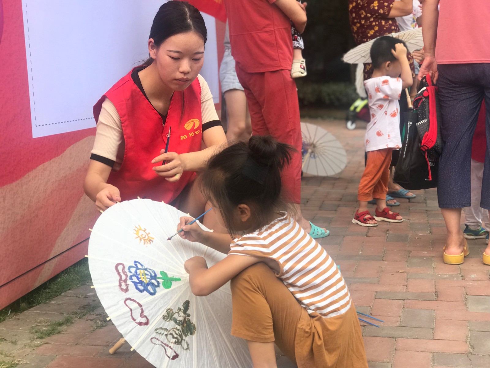 【阳光公益·蜀麓站】巧手童心，一起成长—少儿油纸伞手绘
