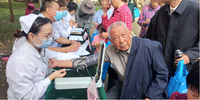【阳光公益·经开莲花】“卫生宣传讲座及义诊”活动