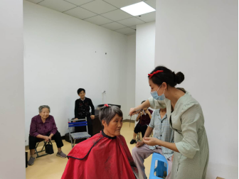 【阳光公益·长宁复兴】“助老为老 情暖社区 ”免费理发活动