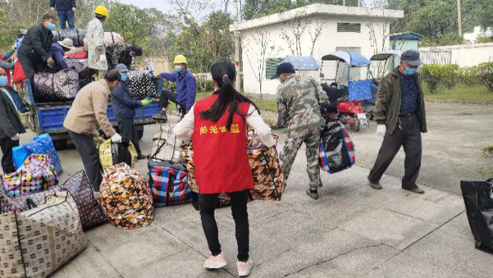 【阳光公益·庐江站】“衣片情，暖人心”捐赠衣物活动