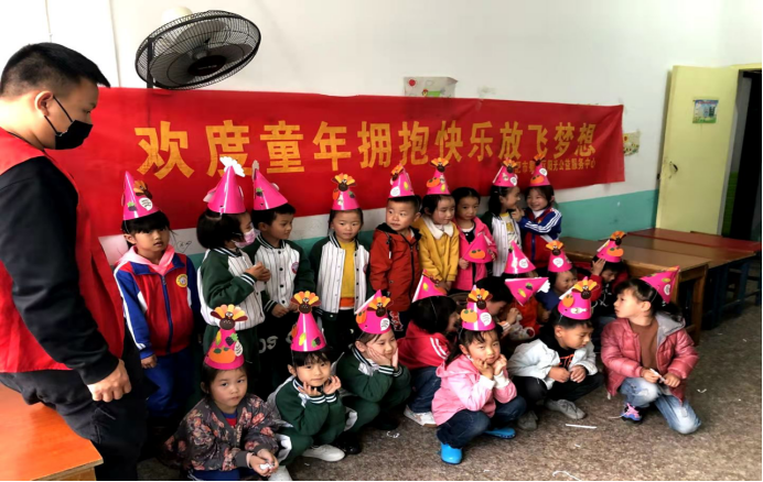 【阳光公益·庐江站】“欢度童年，拥抱快乐，放飞梦想”儿童手工制作