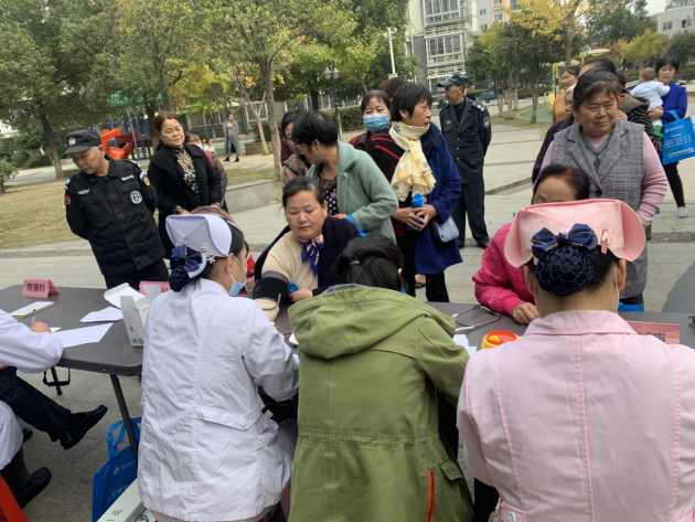 【阳光公益·经开莲花】“秋冬健康行，温暖进社区”大型义诊活动