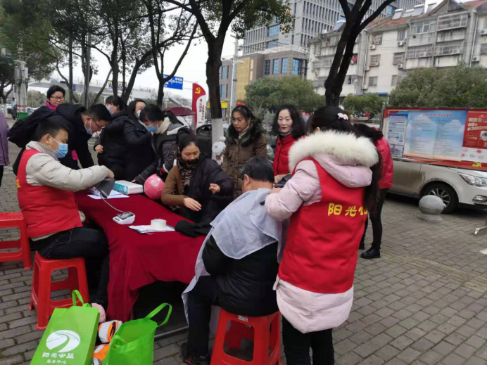 【阳光公益·庐江站】“义诊义剪进社区 浓浓关怀暖人心”活动
