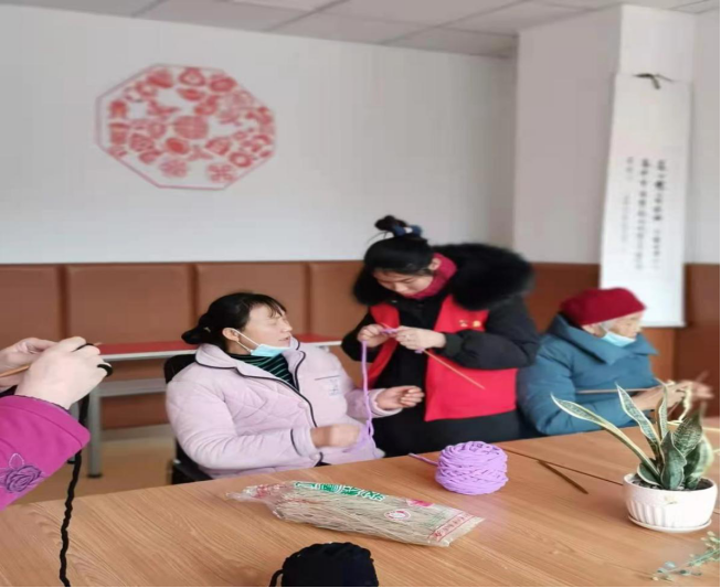【阳光公益·长宁复兴】“童心飞扬，欢乐晚年”手工织围巾活动