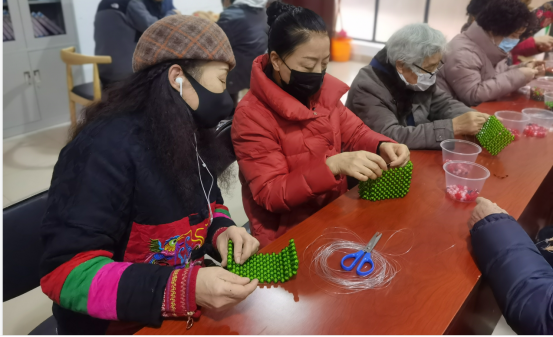 【阳光公益·天乐蜀峰湾】“巧手慧心·串出精彩”手工串珠活动