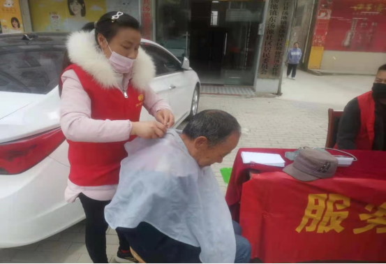 【阳光公益·庐江站】开展“便民服务进社区之情暖老人心”义诊义剪活动