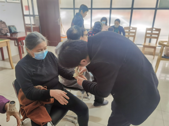 【阳光公益·天乐蜀峰湾】开展“‘艾’生活·保健康”艾灸体验活动
