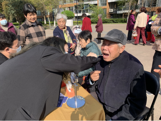 【阳光公益·天乐蜀峰湾】开展健康义诊活动