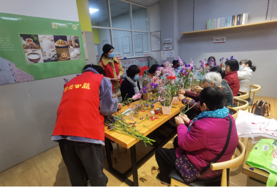 【阳光公益·天乐蜀峰湾】开展“情暖三月 花漾生活”三八节主题活动