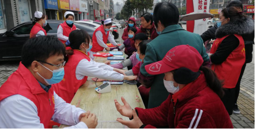 【阳光公益·庐江站】开展“学习雷锋，贴心服务在身旁”便民服务进小区活动