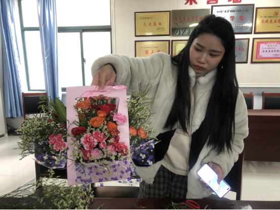 【阳光公益·两项服务】“喜迎“三八”妇女节，插花活动显温情”主题活动