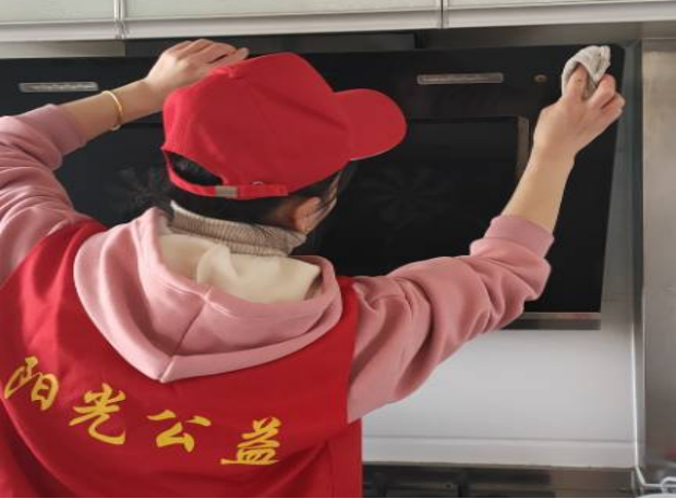 【阳光公益·长宁永和】开展“幸福来敲门”便民服务活动