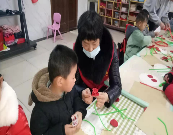 【阳光公益·庐江站】“孝心手工花 感恩三八节”手工花制作活动