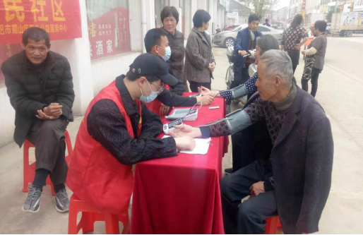 【阳光公益·庐江站】开展以“暖心服务 便民社区”为主题的义诊义剪活动