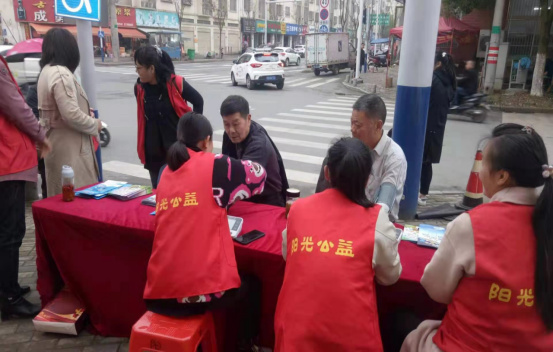 【阳光公益·庐江站】开展“爱在身边”为主题的义诊义剪活动