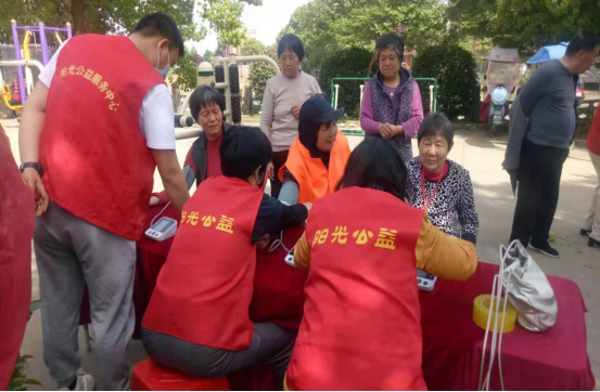 【阳光公益·庐江站】举办“迎五一义诊义剪 浓浓关怀暖人心”活动