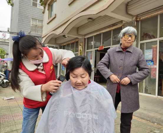 【阳光公益·庐江站】开展“义诊义剪进社区，志愿服务暖人心”义诊义剪活动