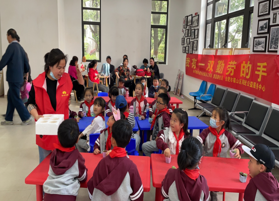 【阳光公益·瑶海和平路】举办“我有一手勤劳的手”活动