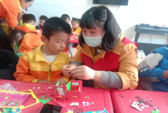 【阳光公益·庐江站】开展以“迎五一 欢乐手工制作”为主题的儿童手工活动