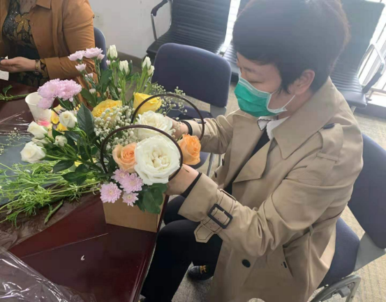 【阳光公益·经开莲花】开展“巾帼心向党 辉煌一百年”魅力女性插花活动
