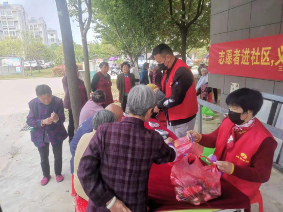 【阳光公益·庐江站】开展老人手工丝网花及义诊义剪便民服务活动