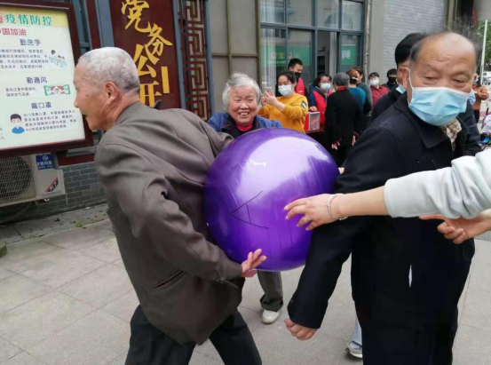 【阳光公益·庐江站】举办“五一劳动节”老少同乐趣味运动会活动