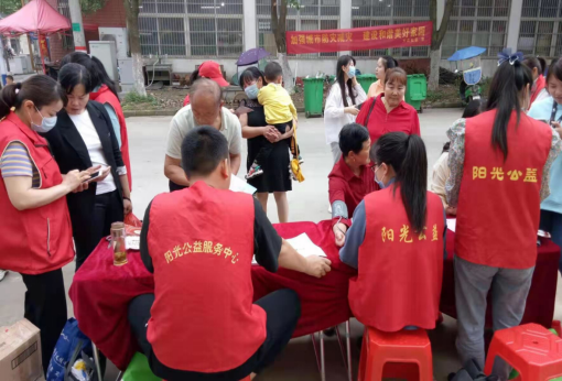 【阳光公益·庐江站】开展“义诊义剪进社区 情暖夕阳聚民心”义诊义剪活动