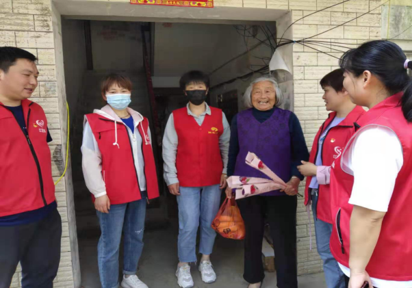 【阳光公益·庐江站】开展“感恩母亲节 关爱空巢老人”入户慰问活动
