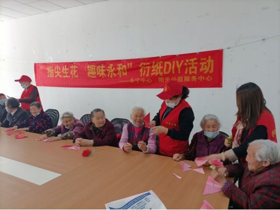 【阳光公益·长宁永和】举行一场“指尖生花  趣味永和”——衍纸DIY活动