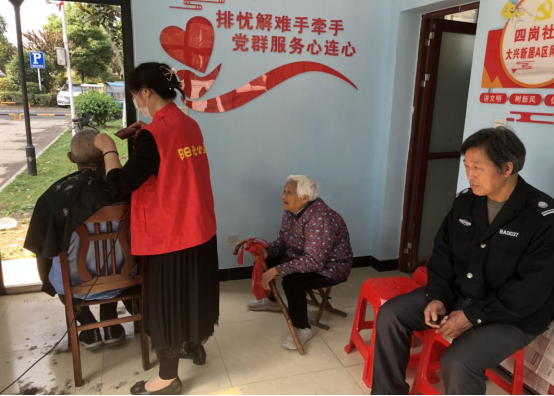 【阳光公益·瑶海大兴镇】为辖区老人提供爱心理发活动
