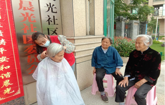 【阳光公益·庐江站】“爱心义剪送服务”为主题的义剪活动