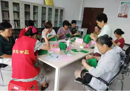 【阳光公益·庐江站】开展“手工背包 快乐动手”老年人手工DIY活动