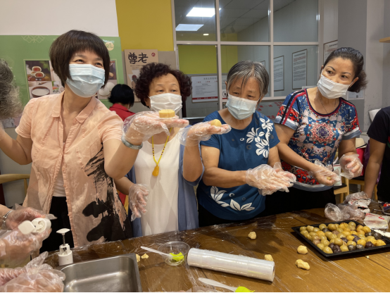 【阳光公益·天乐蜀峰湾】“我们的节日•中秋——巧手做月饼 共叙邻里情”活动