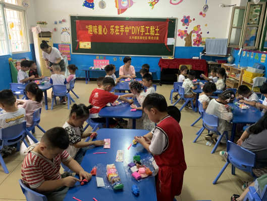 【阳光公益·瑶海大兴镇】开展“趣味童心 乐在手中”DIY手工黏土活动