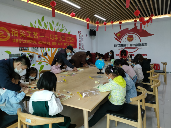 【阳光公益·肥西桃花】开展“巧手小工匠——少儿沙画制作”活动