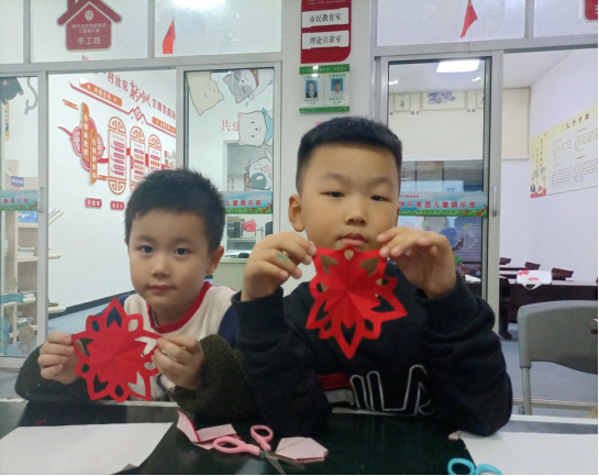 【阳光公益·三里街】“传承中华传统文化·大手牵小手亲子剪纸”活动