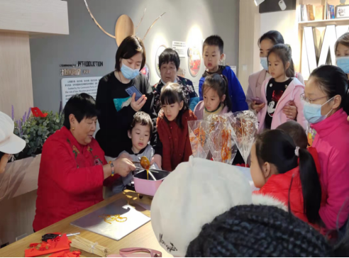 【阳光公益·蜀麓林溪】开展“多彩非遗进社区”文化传承活动
