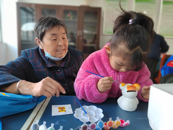 【阳光公益·天乐山湖】“彩绘童年 储蓄幸福”DIY储蓄罐活动