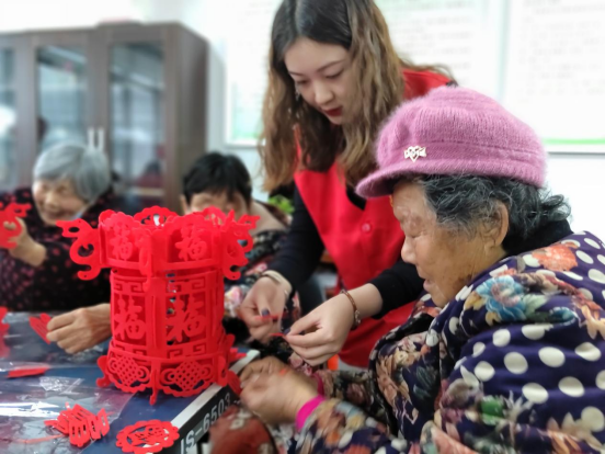 【阳光公益·天乐山湖】巧手做灯笼 温暖迎元旦