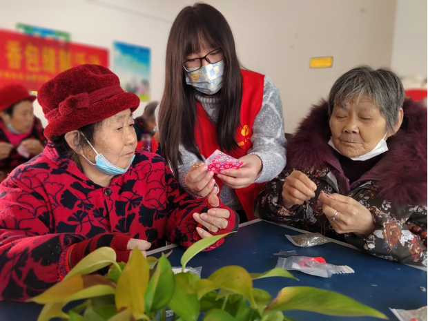 【阳光公益·天乐山湖】 “巧手慧心 浓浓邻里情”香包缝制活动