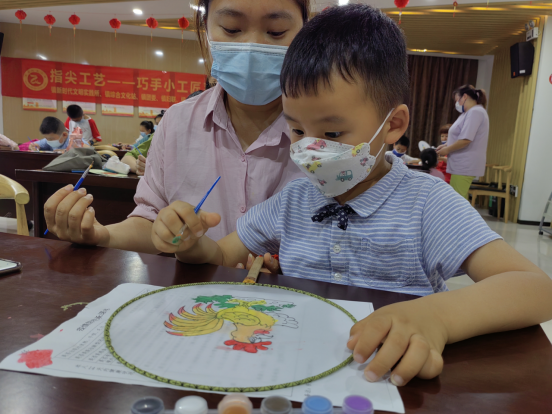 【阳光公益·肥西桃花】“巧手小工匠”系列手工团扇制作活动