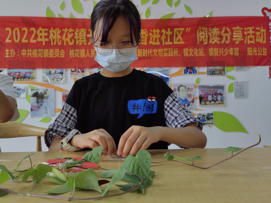 【阳光公益·肥西桃花】桃花镇开展“书香进社区”手工书签制作活动