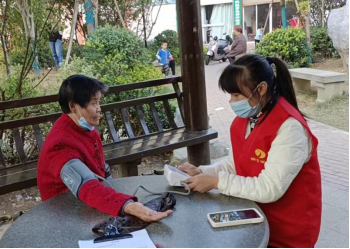 【阳光公益·庐江站】关爱老人 血压监测进社区