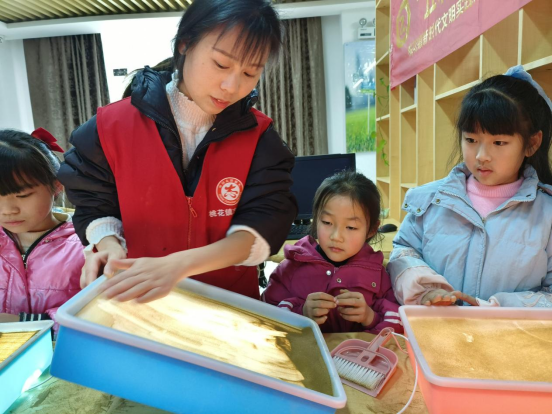 【阳光公益·肥西桃花】开展了“五彩假日”迎新春少儿沙画培训活动