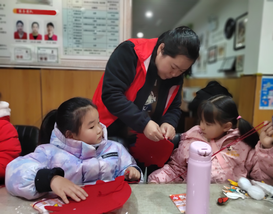 【阳光公益·天乐中心】开展“辞旧迎新庆新春 趣味手工贺新年”手工龙帽制作活动