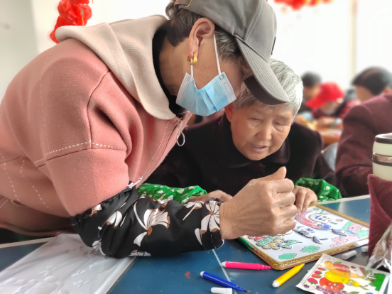 【阳光公益·天乐山湖】趣味彩绘手工坊  老有所学添活力