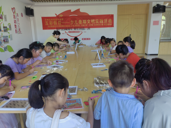 【阳光公益·肥西桃花】开展“巧手小工匠——DIY点缀钻石画”手工活动