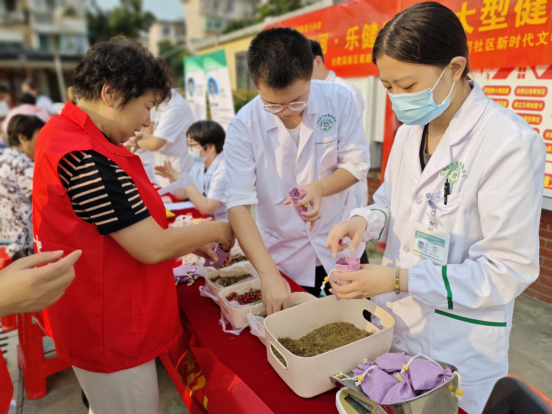 【阳光公益·蜀麓江河】开展“情暖江河·乐健康——大型健康义诊”活动