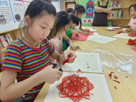 【阳光公益·肥西桃花】开展非遗传承剪纸活动