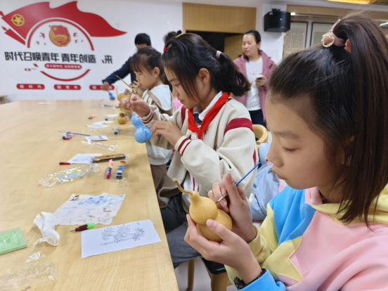 【阳光公益·肥西桃花】非遗传承 巧手彩绘葫芦画